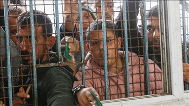 Gazze'de yüzlerce Filistinli yeni çadır alabilmek için UNRWA ofisi önünde toplandı