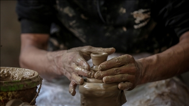 Gazze'de Filistinliler zor şartlarına rağmen mesleklerini sürdürüyor