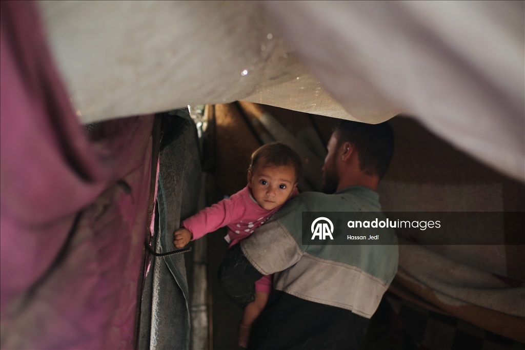 Gazze'de soğuk hava koşulları çadırlarda kalan Filistinlileri olumsuz etkiliyor