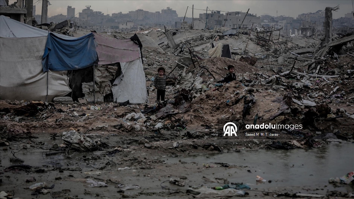 Gazze'de Filistinli ailelerin enkaz arasındaki günlük yaşamı