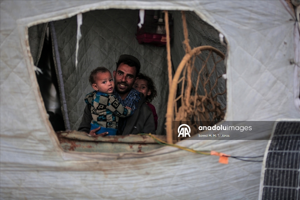 Gazze'de Filistinli ailelerin enkaz arasındaki günlük yaşamı