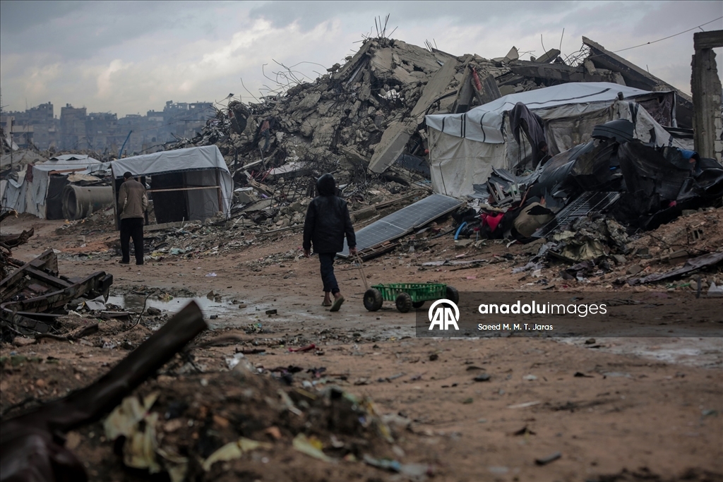Gazze'de Filistinli ailelerin enkaz arasındaki günlük yaşamı