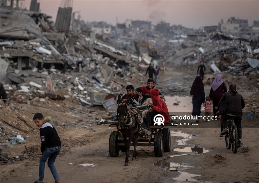 Gazze'de Filistinli ailelerin enkaz arasındaki günlük yaşamı