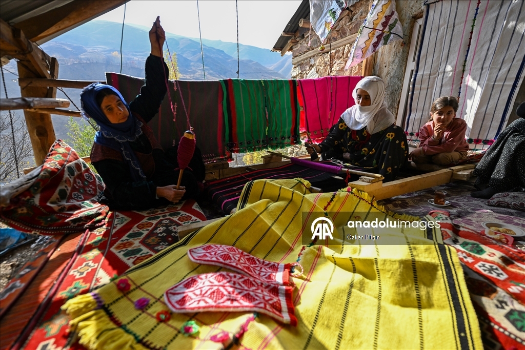 Jinên Baxçesarayî di dezgehên darîn da çanda tevnçêkirinê didomînin