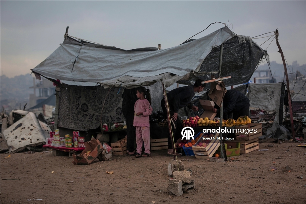 Gazze'de Filistinli ailelerin enkaz arasındaki günlük yaşamı