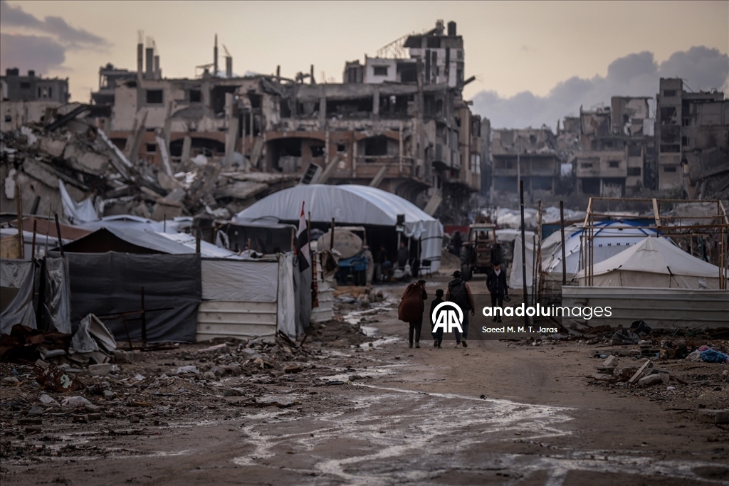 Gazze'de Filistinli ailelerin enkaz arasındaki günlük yaşamı