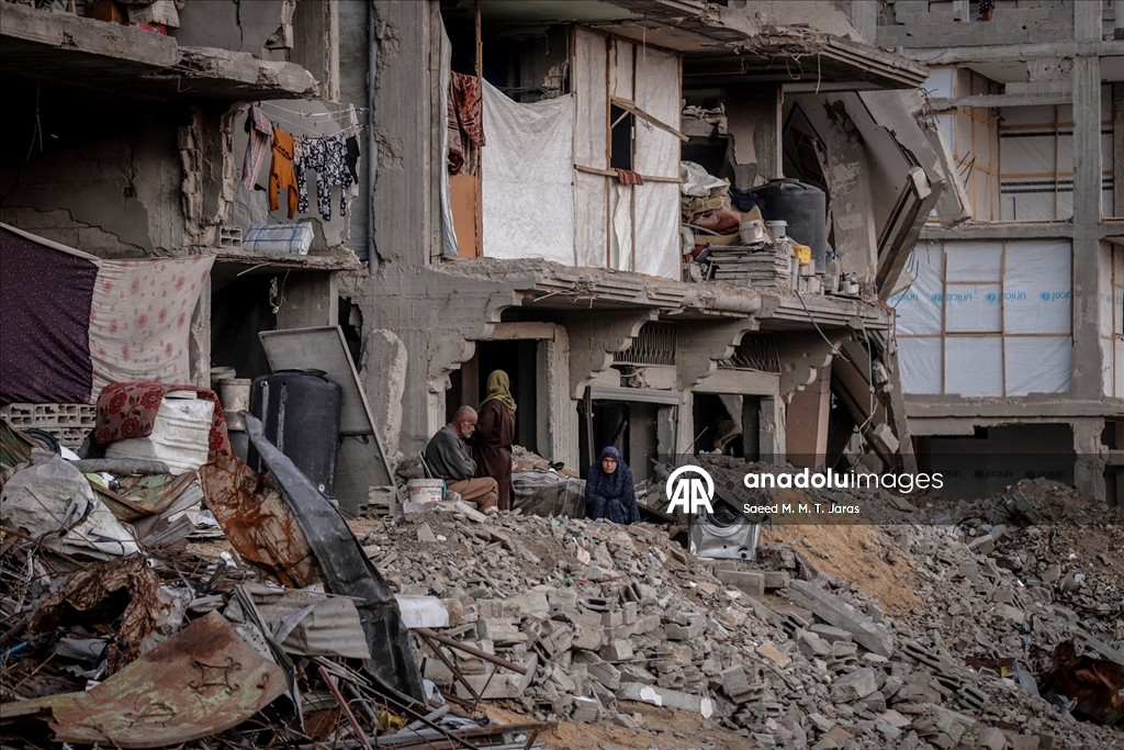 Gazze'de Filistinli ailelerin enkaz arasındaki günlük yaşamı