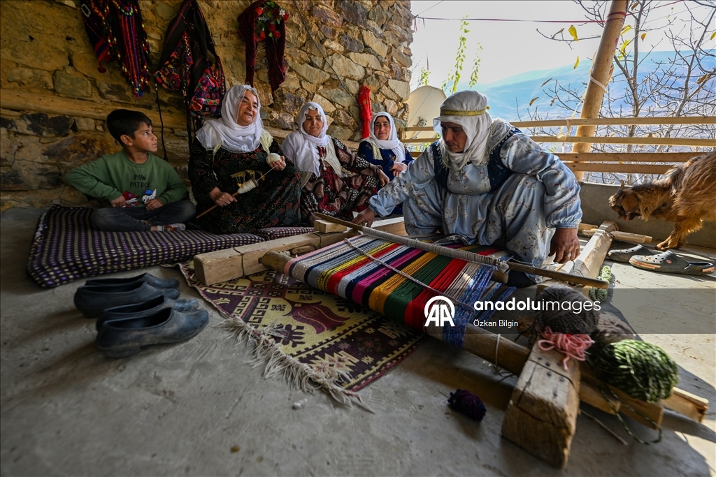 Jinên Baxçesarayî di dezgehên darîn da çanda tevnçêkirinê didomînin