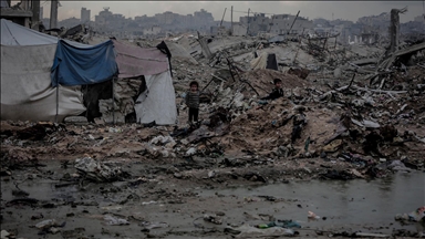 Gazze'de Filistinli ailelerin enkaz arasındaki günlük yaşamı