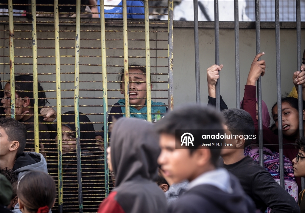 Gazze’de seyyar fırından ekmek almaya çalışan çocuklar uzun kuyruklar oluşturdu