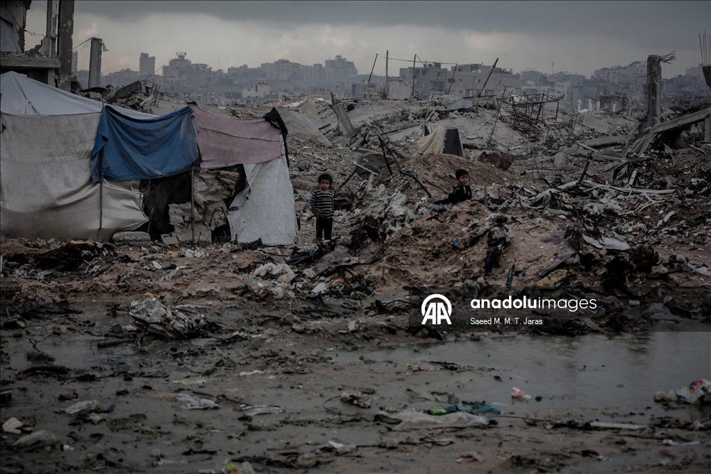 Palestinians endure harsh conditions amid rubble in Gaza