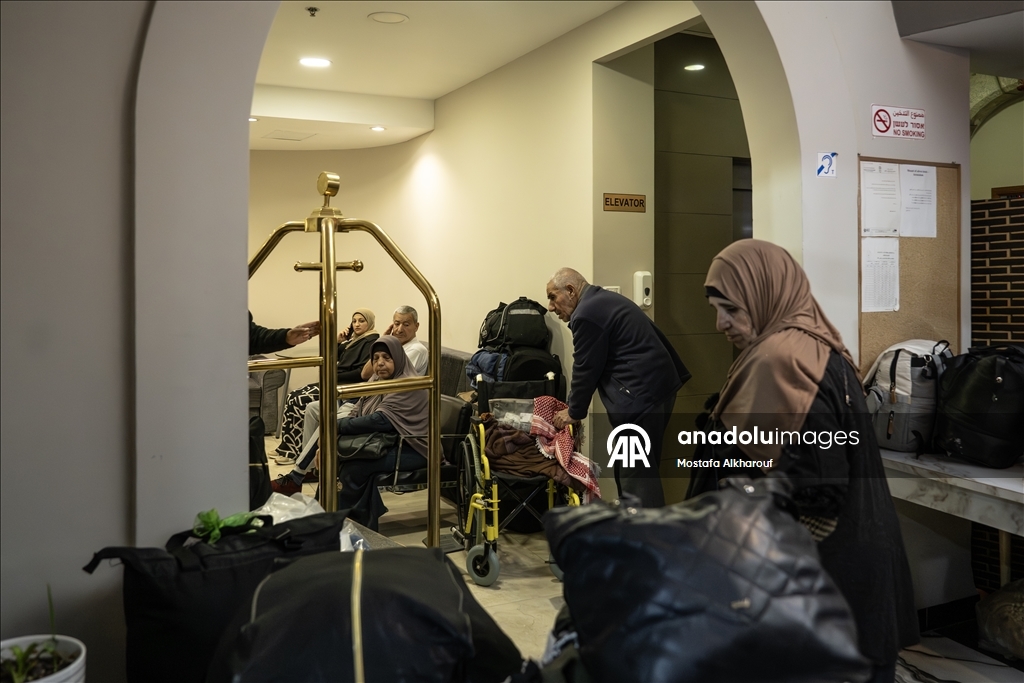 70 فلسطينيا يغادرون مستشفيات القدس عائدين إلى قطاع غزة