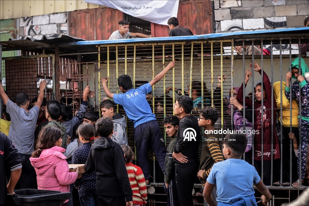 Gazze’de seyyar fırından ekmek almaya çalışan çocuklar uzun kuyruklar oluşturdu