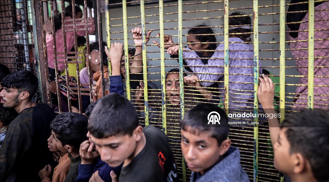 Gazze’de seyyar fırından ekmek almaya çalışan çocuklar uzun kuyruklar oluşturdu