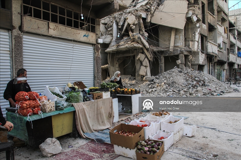 بعد سنوات الحرب.. أهالي مخيم اليرموك بدمشق يعودون لإحيائه