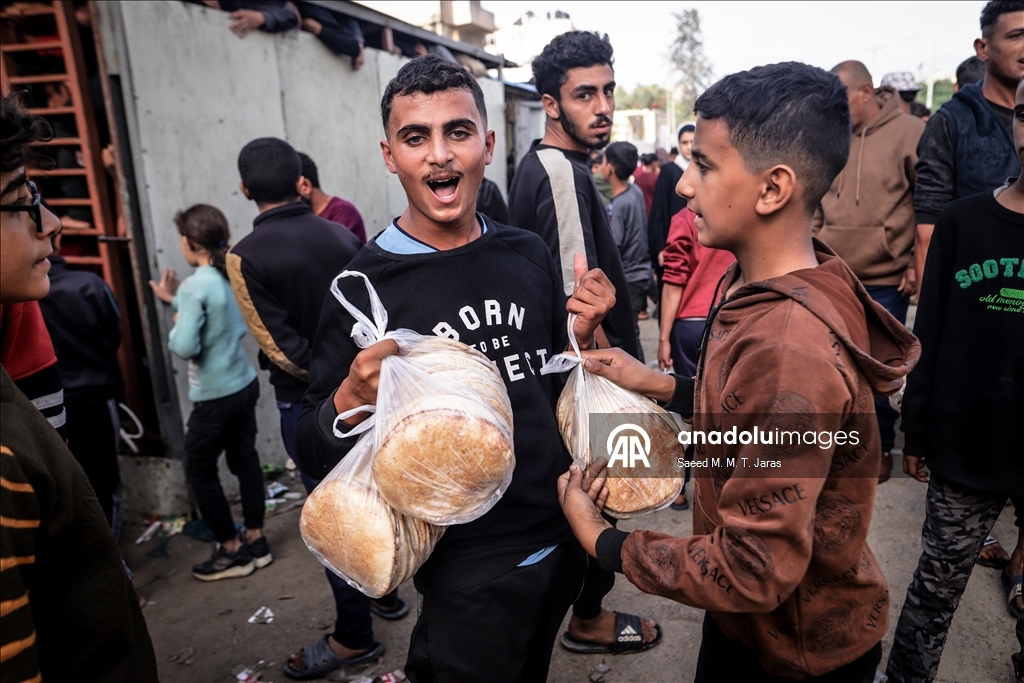 Gazze’de seyyar fırından ekmek almaya çalışan çocuklar uzun kuyruklar oluşturdu