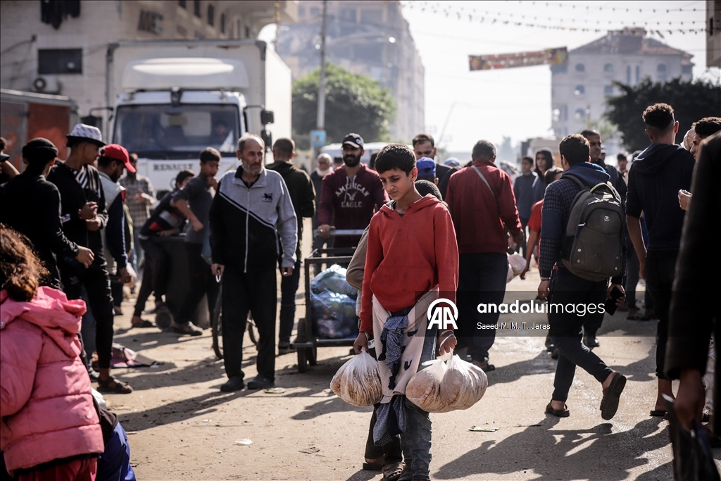 Gazze’de seyyar fırından ekmek almaya çalışan çocuklar uzun kuyruklar oluşturdu