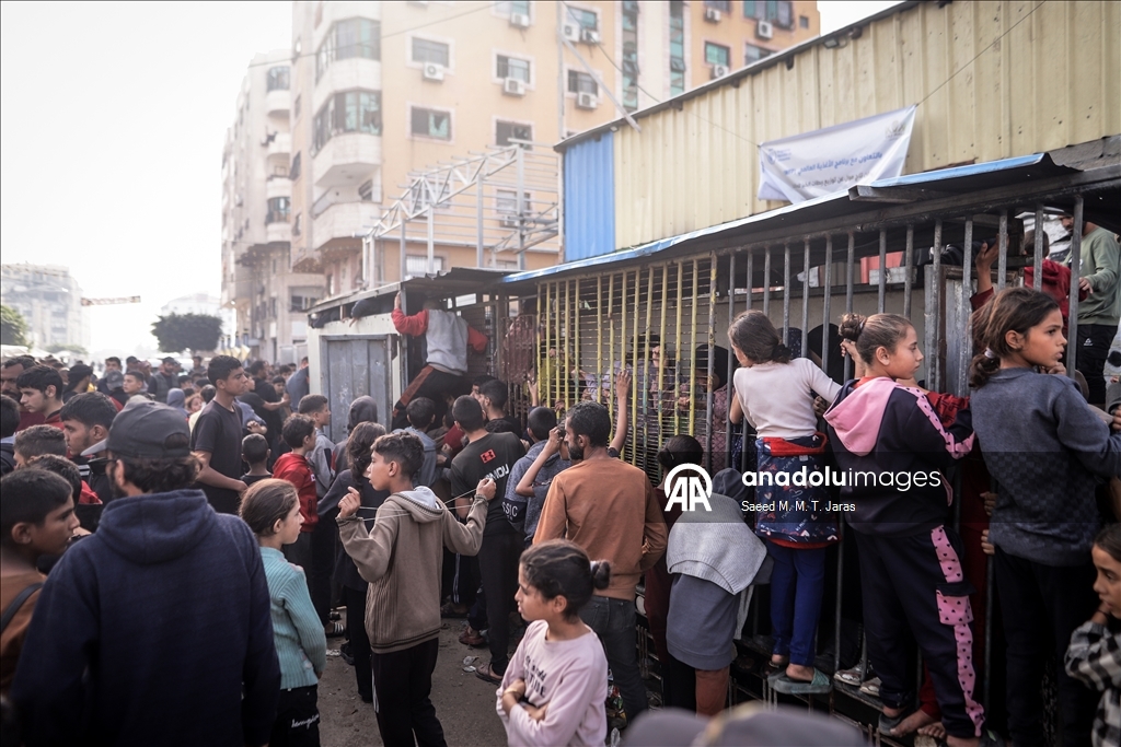 Gazze’de seyyar fırından ekmek almaya çalışan çocuklar uzun kuyruklar oluşturdu