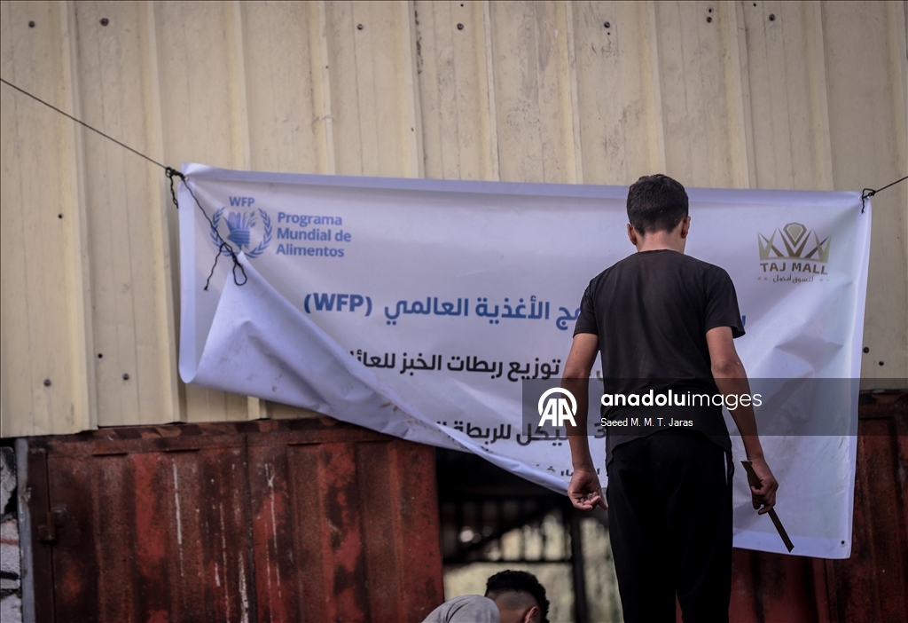 Gazze’de seyyar fırından ekmek almaya çalışan çocuklar uzun kuyruklar oluşturdu