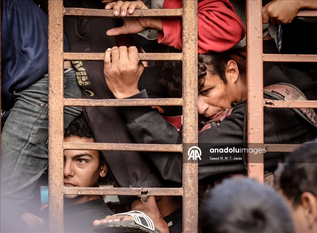 Gazze’de seyyar fırından ekmek almaya çalışan çocuklar uzun kuyruklar oluşturdu