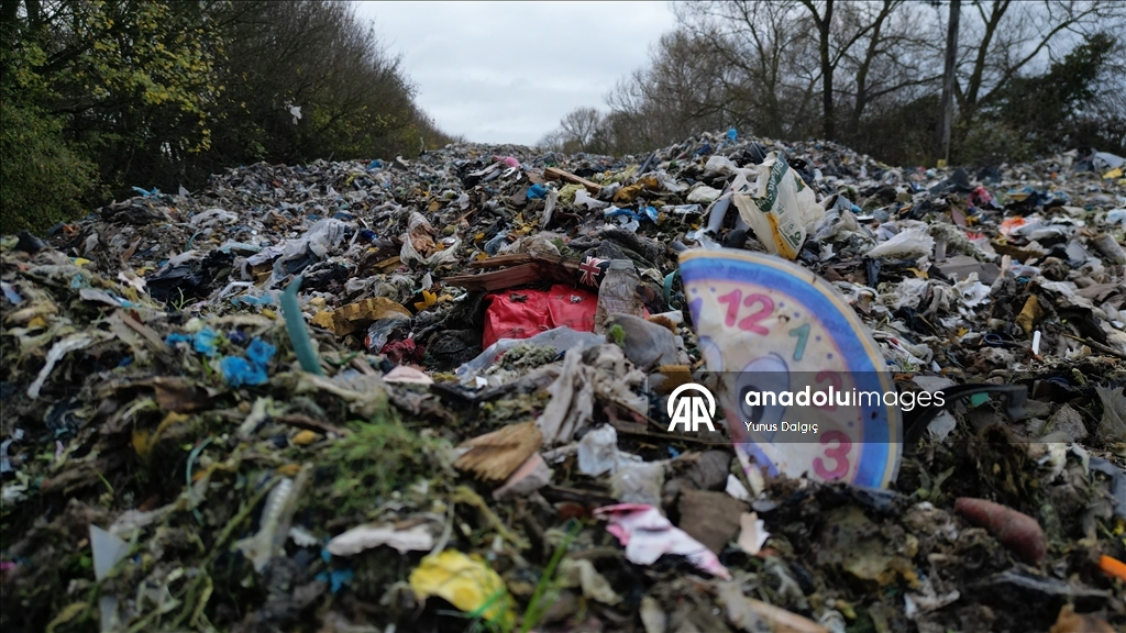 Massive mound of dumped rubbish in Oxfordshire