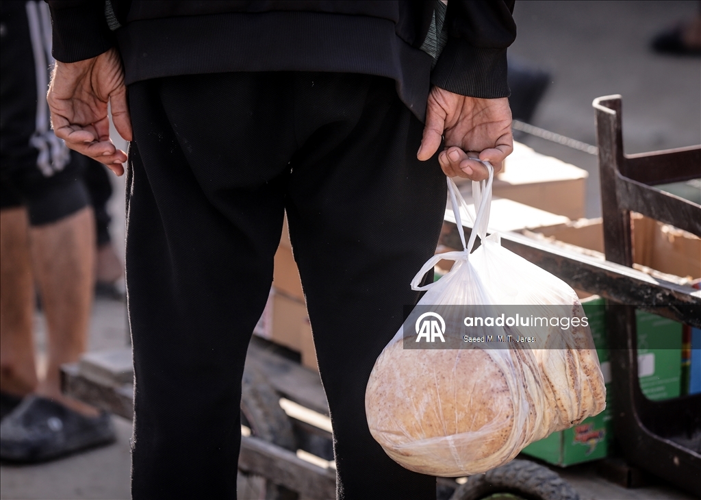 Gazze’de seyyar fırından ekmek almaya çalışan çocuklar uzun kuyruklar oluşturdu