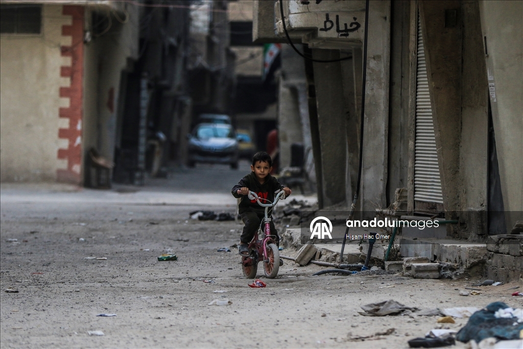 Будничная жизнь среди руин в лагере Ярмук в Дамаске