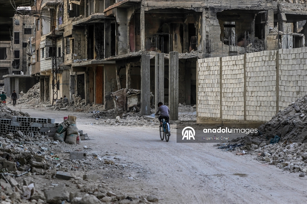 Будничная жизнь среди руин в лагере Ярмук в Дамаске