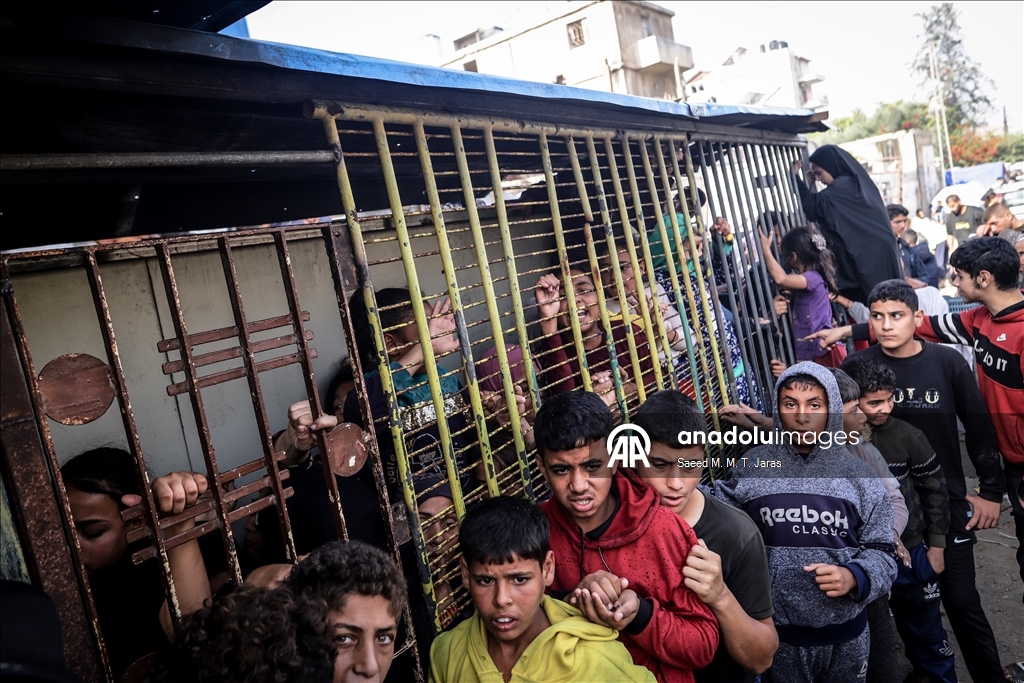 Gazze’de seyyar fırından ekmek almaya çalışan çocuklar uzun kuyruklar oluşturdu