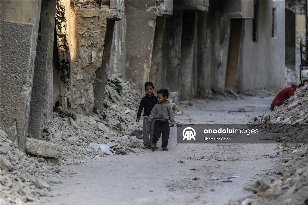 Будничная жизнь среди руин в лагере Ярмук в Дамаске