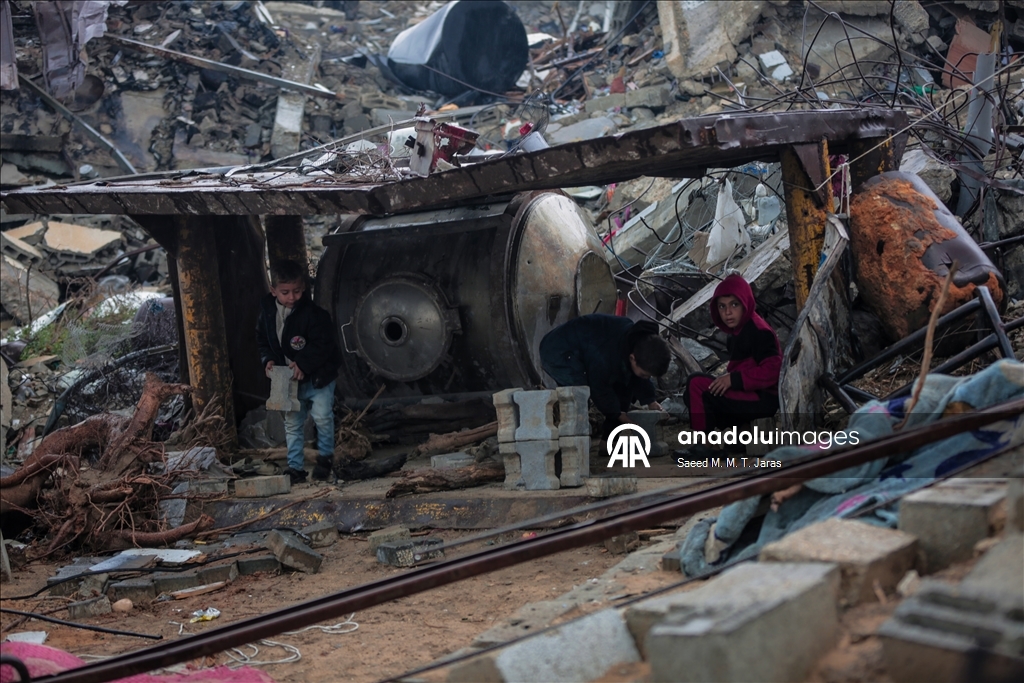 Palestinians endure harsh conditions amid rubble in Gaza