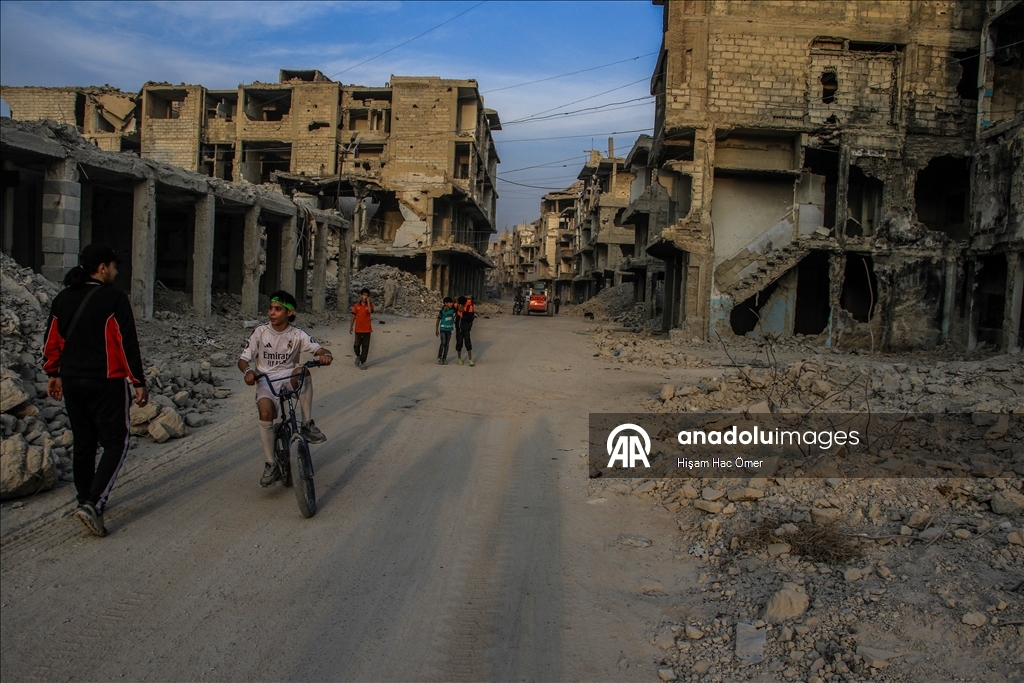 Будничная жизнь среди руин в лагере Ярмук в Дамаске
