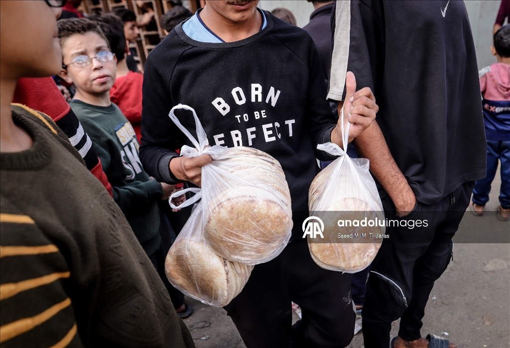 Gazze’de seyyar fırından ekmek almaya çalışan çocuklar uzun kuyruklar oluşturdu