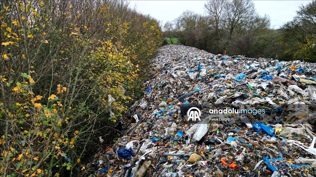 Massive mound of dumped rubbish in Oxfordshire