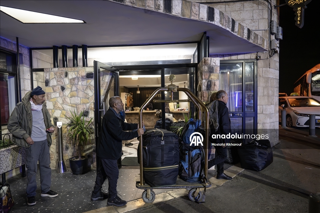 70 فلسطينيا يغادرون مستشفيات القدس عائدين إلى قطاع غزة