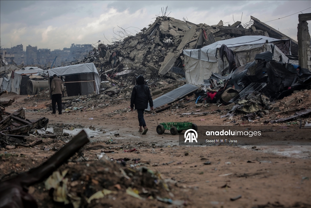 Palestinians endure harsh conditions amid rubble in Gaza