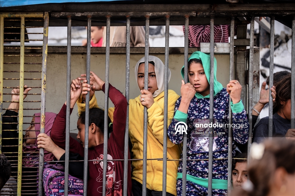 Gazze’de seyyar fırından ekmek almaya çalışan çocuklar uzun kuyruklar oluşturdu