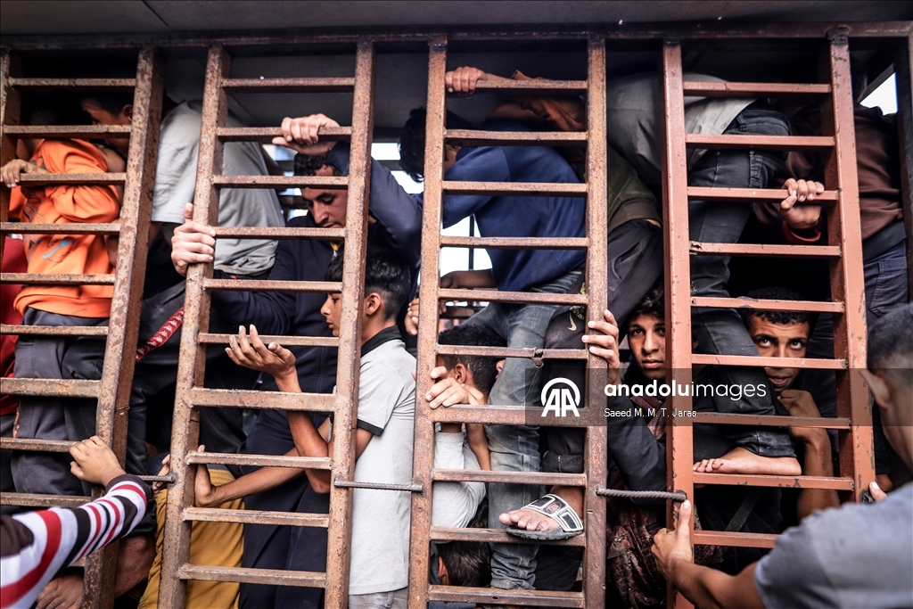 Gazze’de seyyar fırından ekmek almaya çalışan çocuklar uzun kuyruklar oluşturdu