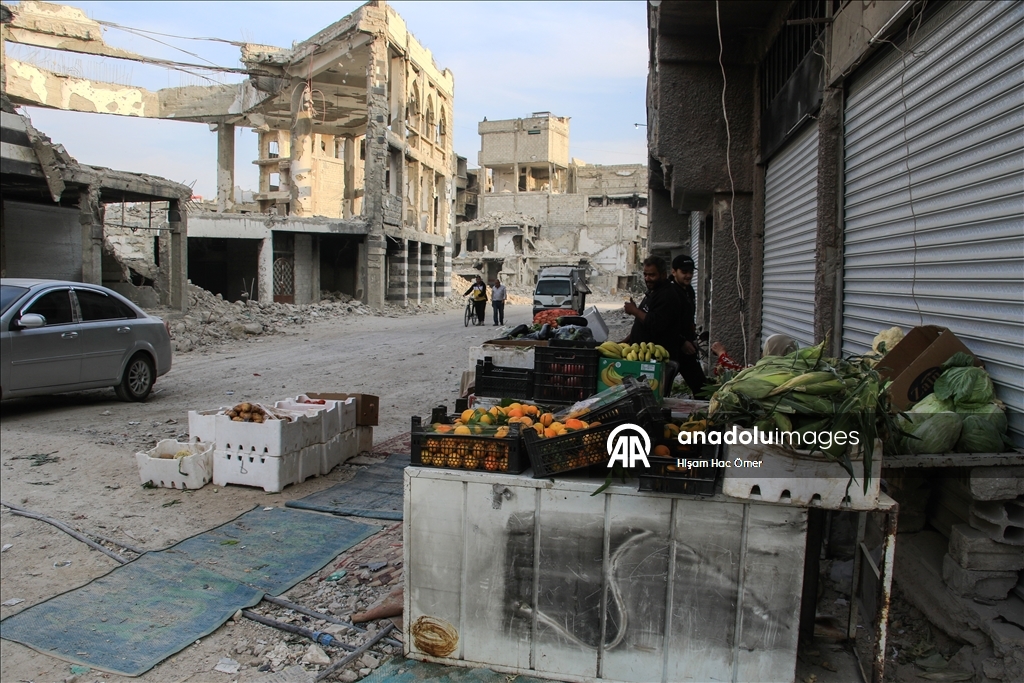 بعد سنوات الحرب.. أهالي مخيم اليرموك بدمشق يعودون لإحيائه