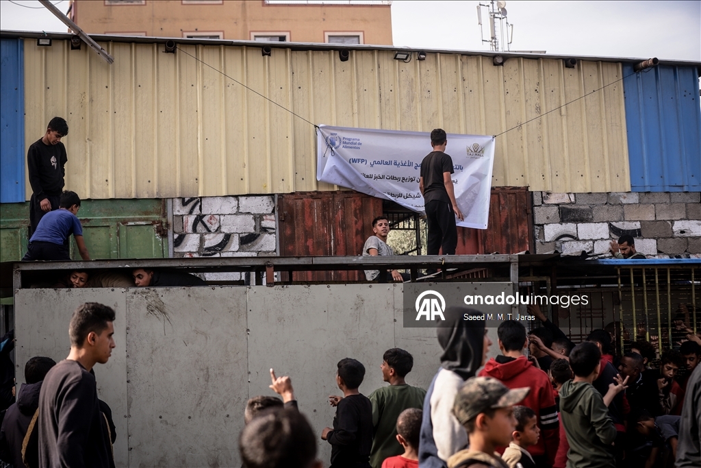Gazze’de seyyar fırından ekmek almaya çalışan çocuklar uzun kuyruklar oluşturdu