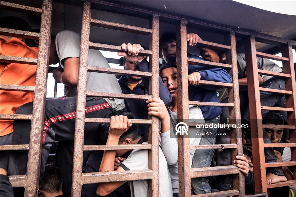 Gazze’de seyyar fırından ekmek almaya çalışan çocuklar uzun kuyruklar oluşturdu