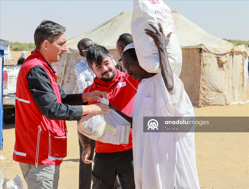 الهلال الأحمر التركي يرفع وتيرة الدعم الإنساني للنازحين في السودان