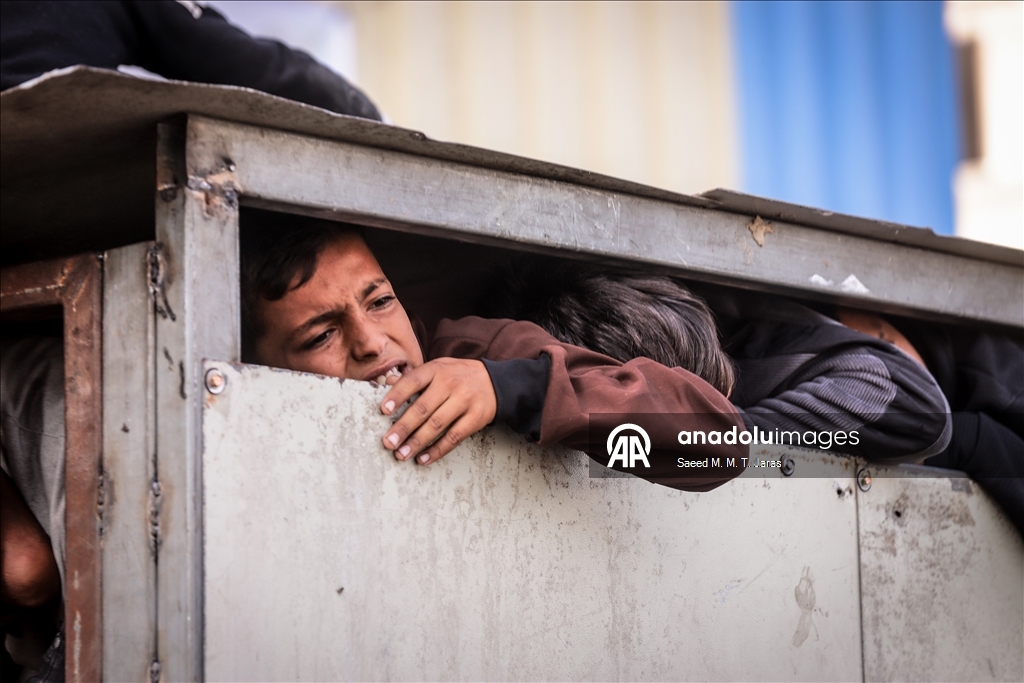 Gazze’de seyyar fırından ekmek almaya çalışan çocuklar uzun kuyruklar oluşturdu