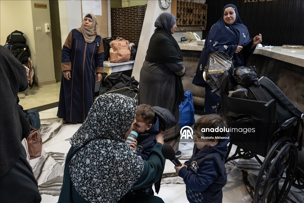 70 فلسطينيا يغادرون مستشفيات القدس عائدين إلى قطاع غزة