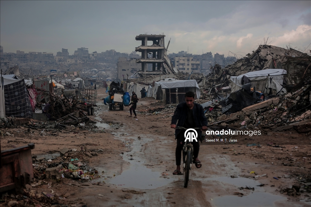 Palestinians endure harsh conditions amid rubble in Gaza