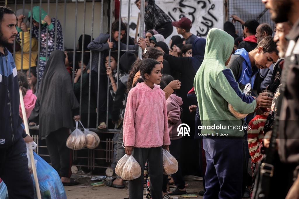 Gazze’de seyyar fırından ekmek almaya çalışan çocuklar uzun kuyruklar oluşturdu