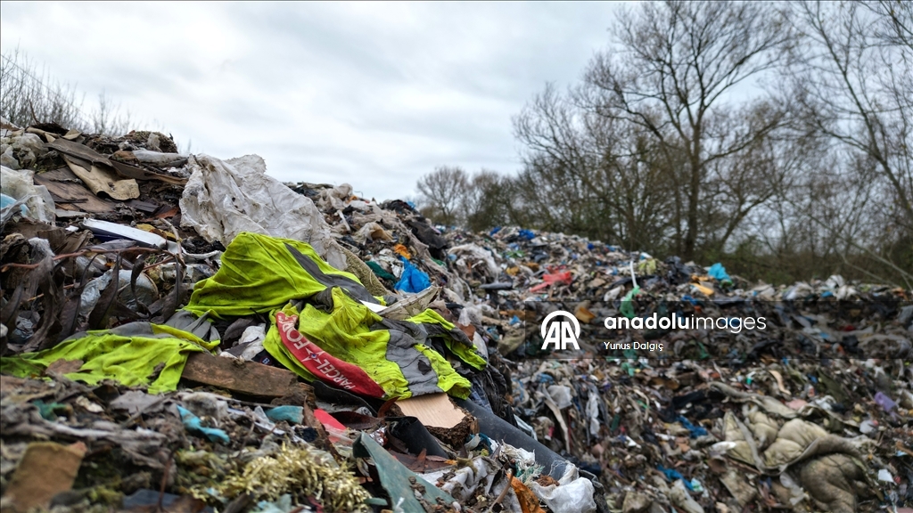 Massive mound of dumped rubbish in Oxfordshire