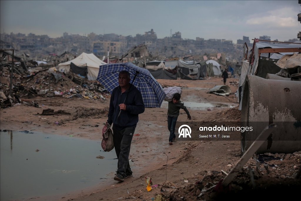 Palestinians endure harsh conditions amid rubble in Gaza