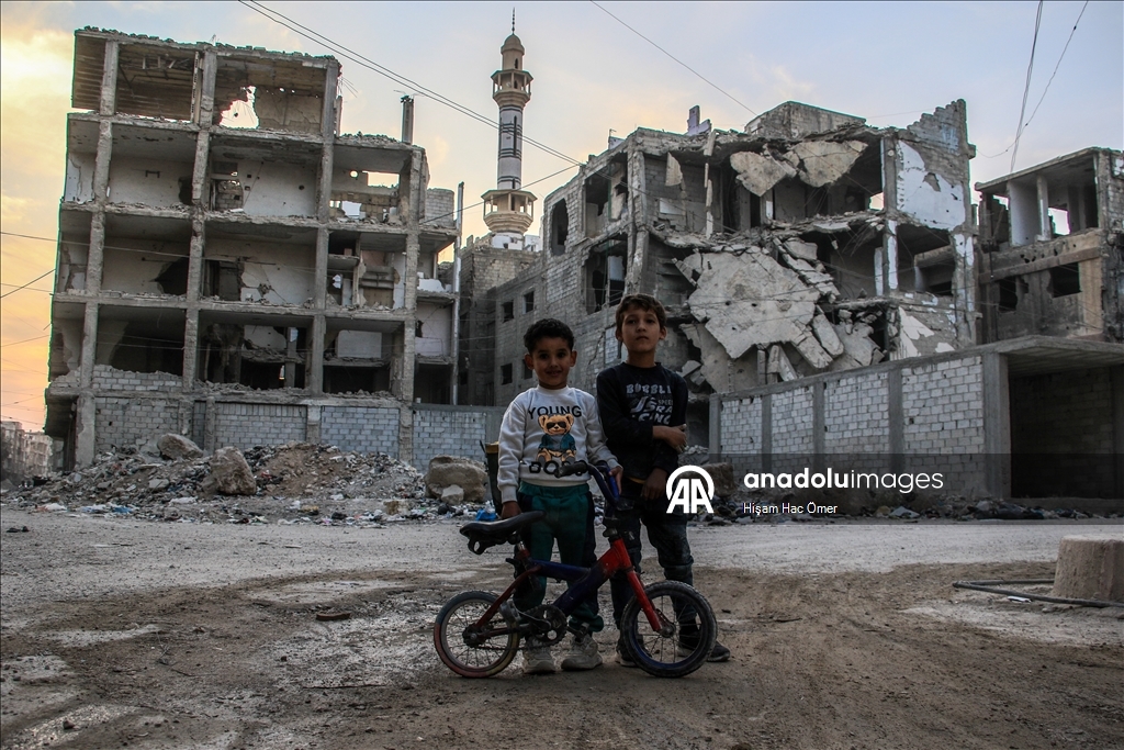 Будничная жизнь среди руин в лагере Ярмук в Дамаске