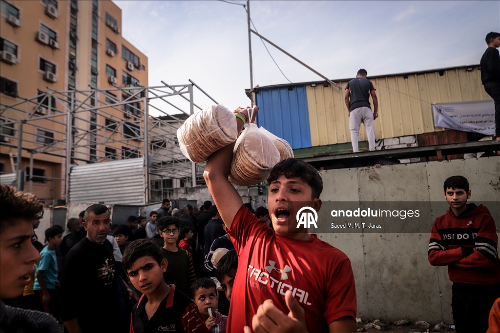 Gazze’de seyyar fırından ekmek almaya çalışan çocuklar uzun kuyruklar oluşturdu